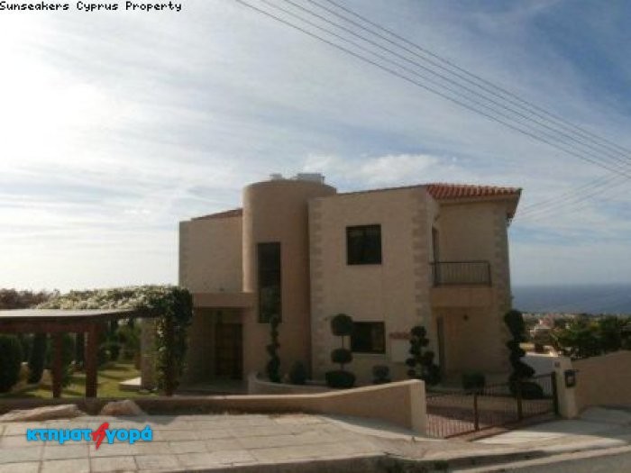https://www.ktimatagora.com/media/property-images/66020-a-3-bedroom-spacious-and-luxurious-villa-in-peyia_full.jpg