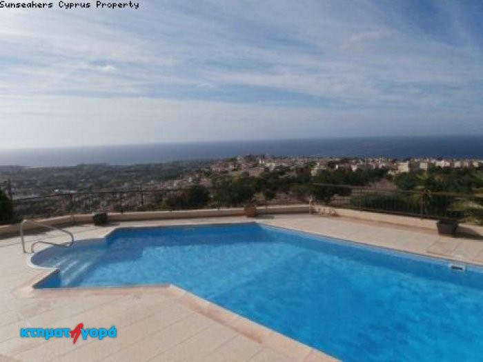 https://www.ktimatagora.com/media/property-images/66021-a-3-bedroom-spacious-and-luxurious-villa-in-peyia_full.jpg