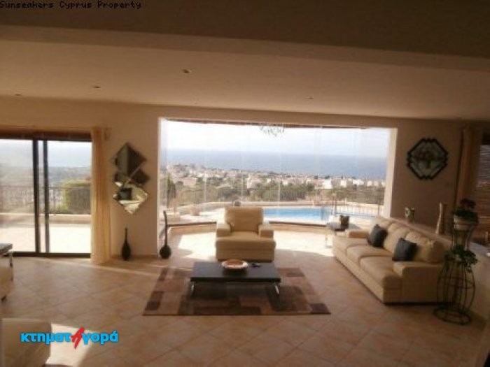 https://www.ktimatagora.com/media/property-images/66023-a-3-bedroom-spacious-and-luxurious-villa-in-peyia_full.jpg