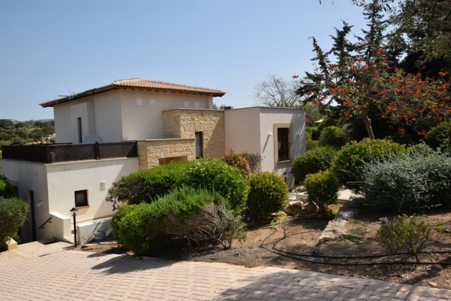 https://www.ktimatagora.com/media/property-images/78675-villa-in-aphrodite-hills-paphos_full.jpg